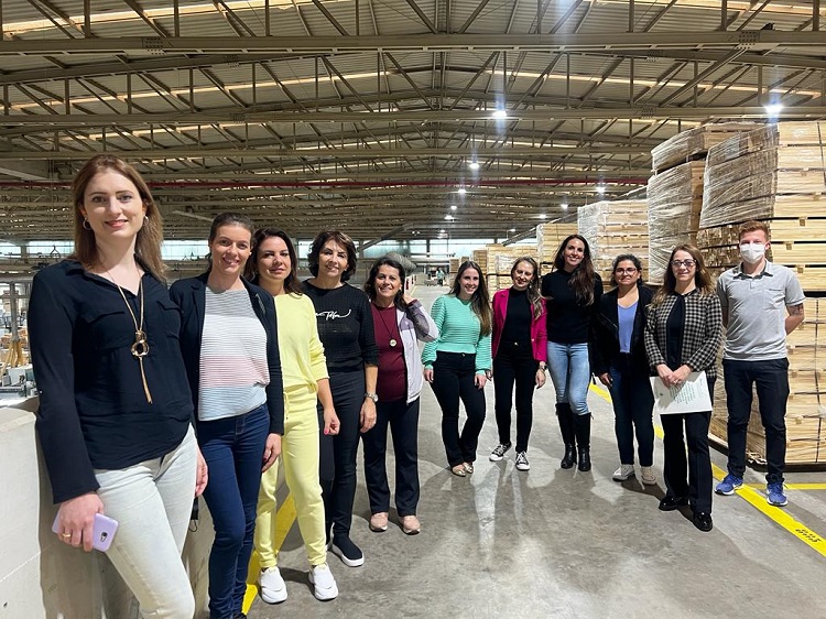 Núcleo da Mulher Empreendedora em visita técnica na Frameport