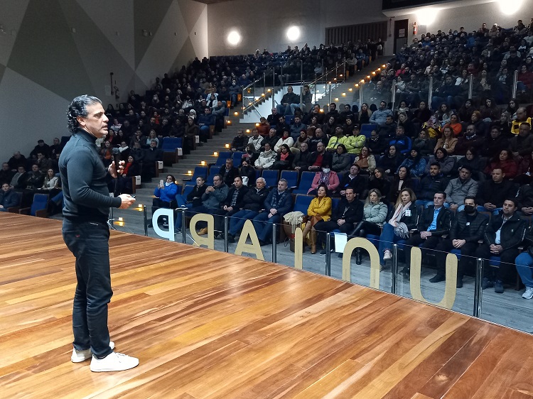 Núcleo de RH da ACIC lota o teatro da Uniarp com palestra de Rogério Chér