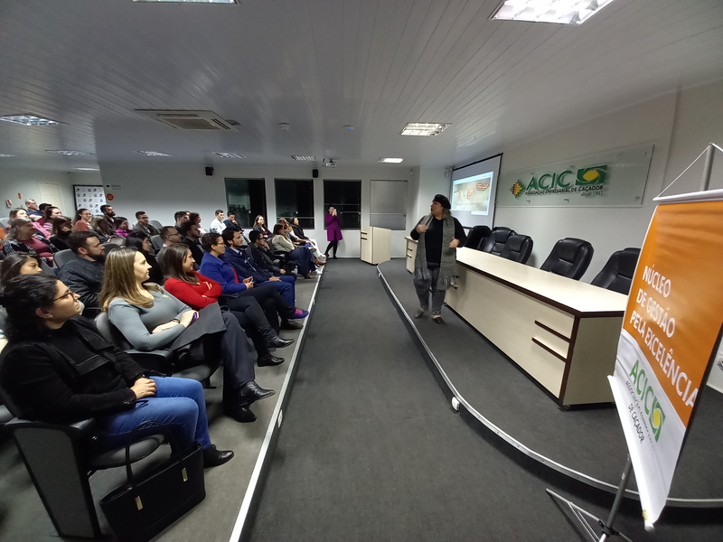 ACIC Caçador motiva empreendedores com palestra de Jacqueline Rezende