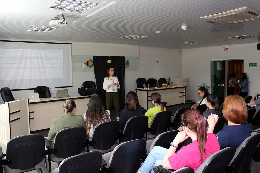 Pós-Graduação da UNIARP apresenta cursos para o Núcleo de RH da ACIC