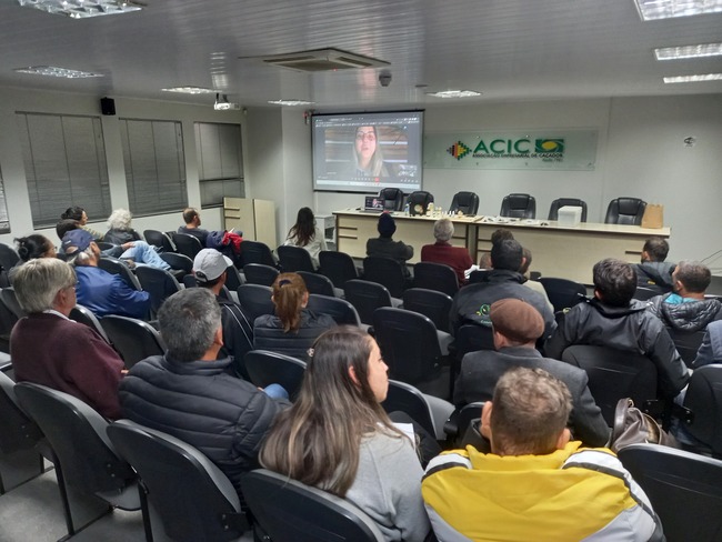 Núcleo de Apicultores em palestra sobre o Programa Empreender e produção de Própolis