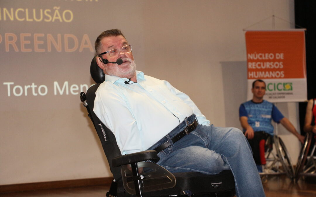 “Inclusão não é teoria. É prática”, alerta Eduardo Meneghelli em palestra em Caçador