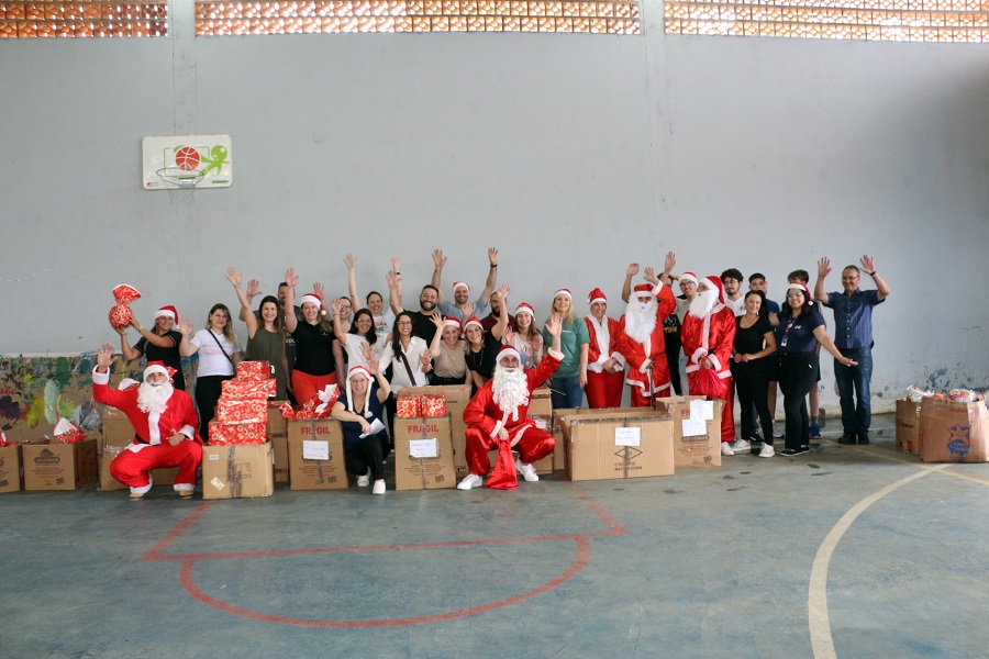 ACIC e Núcleos entregam brinquedos e doces para alunos da escola Vereda dos Trevos