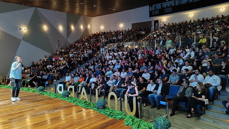 Marcos Piangers emociona no 2º Seminário Empresarial da ACIC em Caçador