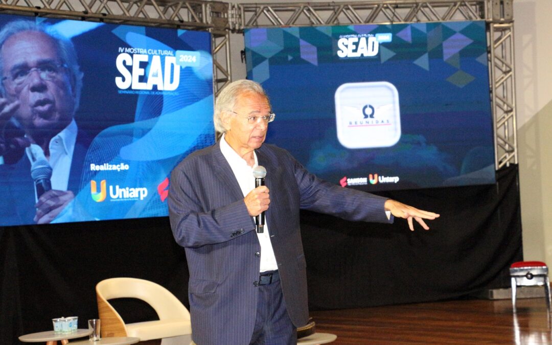 Mais de 700 pessoas prestigiam palestra de Paulo Guedes no Teatro da UNIARP